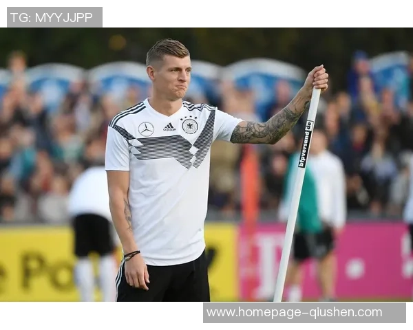 克罗斯:从中场大师到足球战术革新的引领者之路 克罗斯:从中场大师到足球战术革新的引领者之路